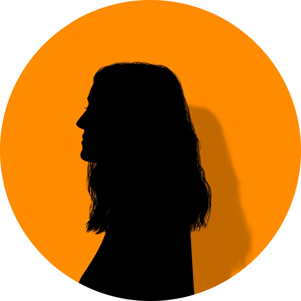 Silhouette noir sur fond orange du profil de l'un de nos architectes de tam architecture