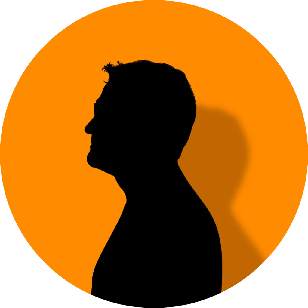 Silhouette noir sur fond orange du profil de l'un des dirigeants de l'agence tam architecture