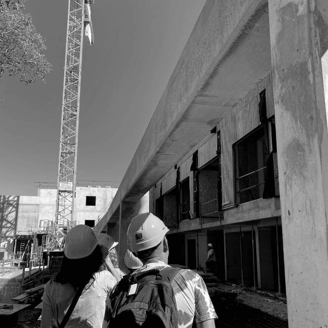 équipe découvrant le chantier du COPB de bayonne au séminaire pour les articles de l'agence tam architecture