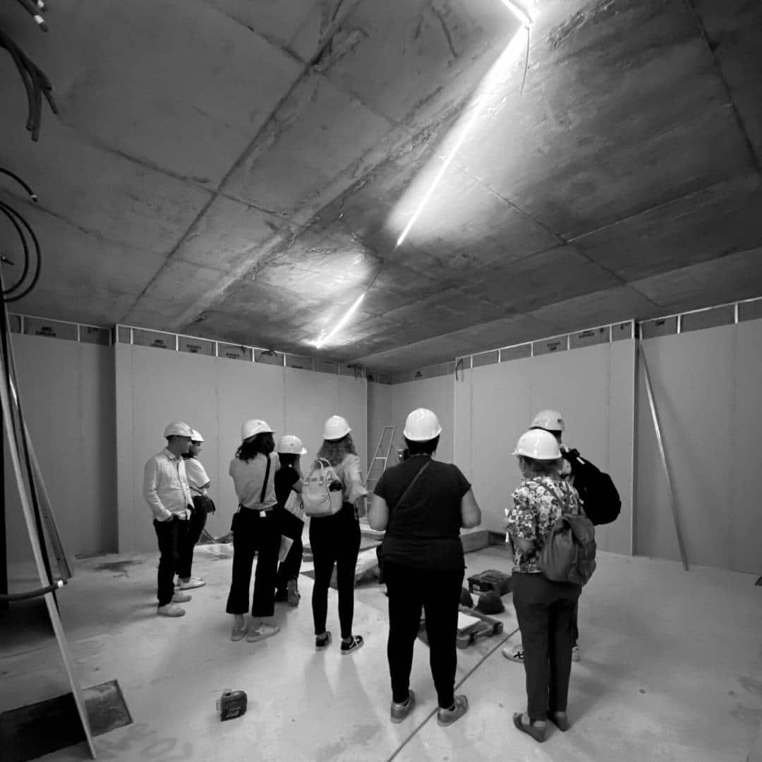 équipe découvrant les bunkers du chantier du COPB de bayonne au séminaire pour les articles de l'agence tam architecture