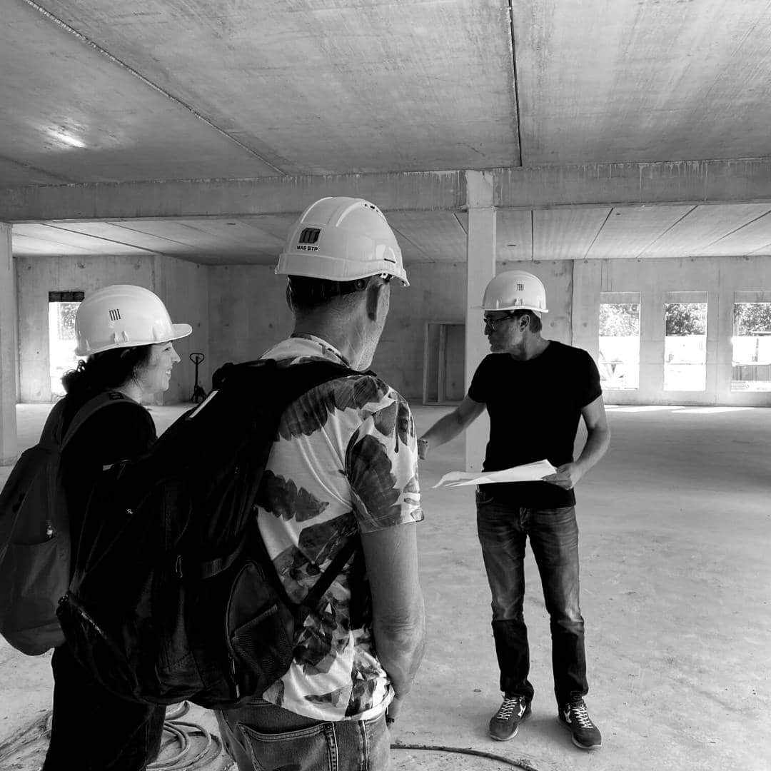 Olivier ducasse et son équipe découvrant le chantier du COPB de bayonne au séminaire pour les articles de l'agence tam architecture