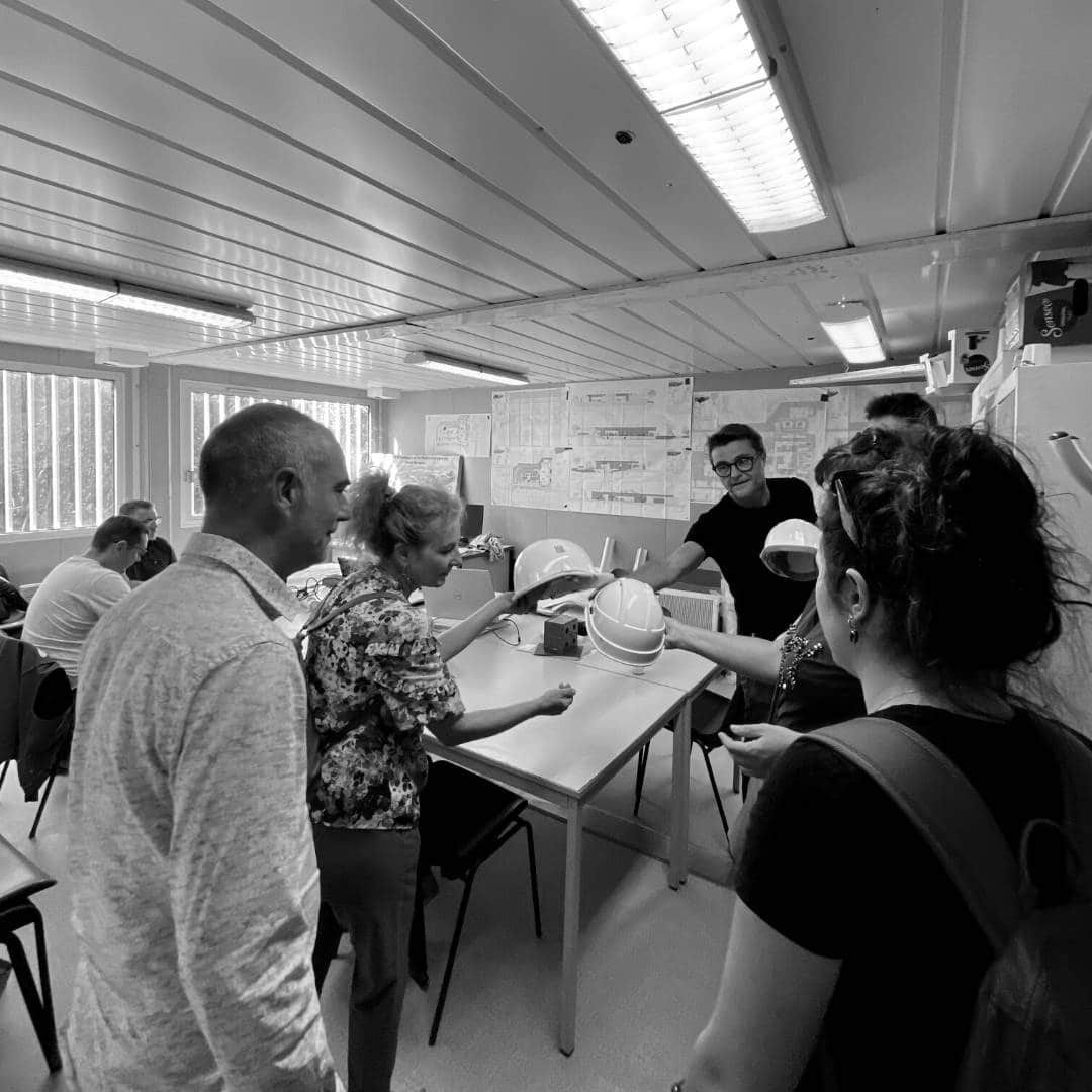 l'équipes dans les bureaux du chantier du COPB de bayonne au séminaire pour les articles de l'agence tam architecture